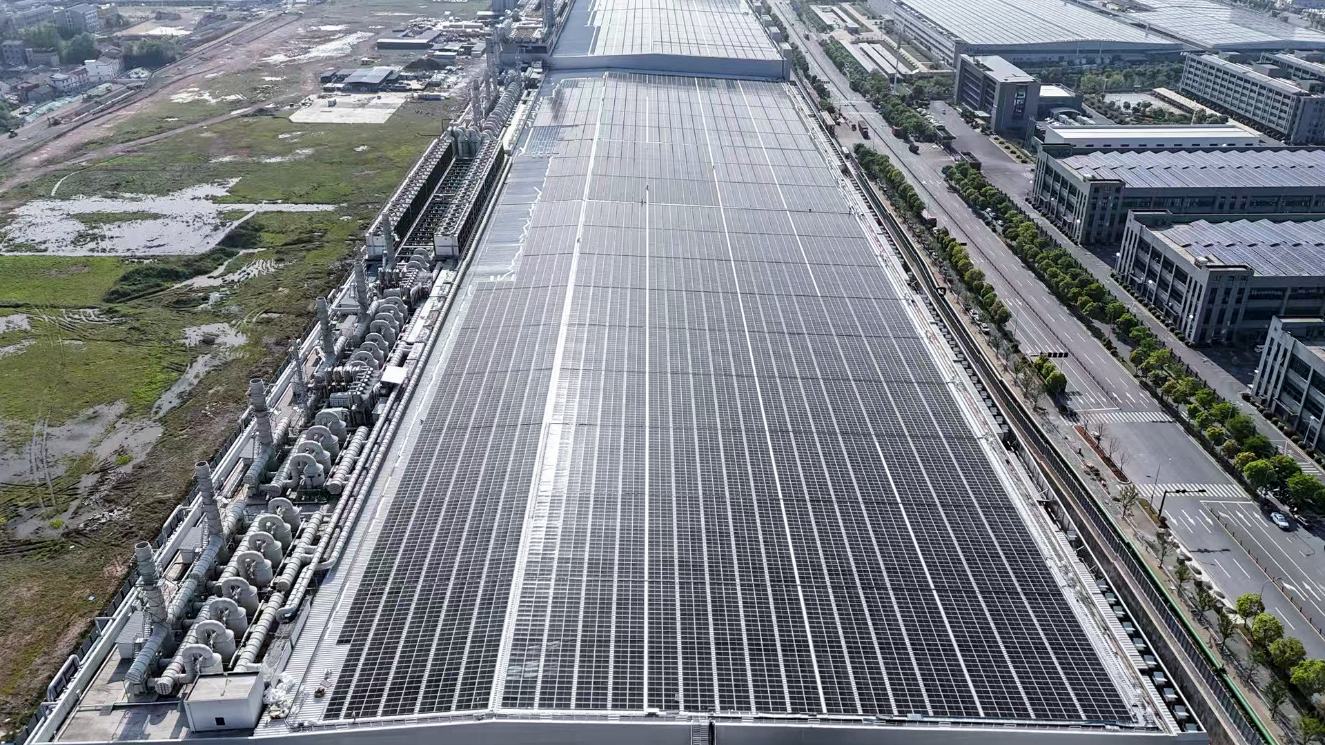 賦能綠色能源產(chǎn)業(yè)升級(jí) 美的光伏 & 中廣核 & 愛旭 18MW 屋頂光伏發(fā)電項(xiàng)目順利并網(wǎng)